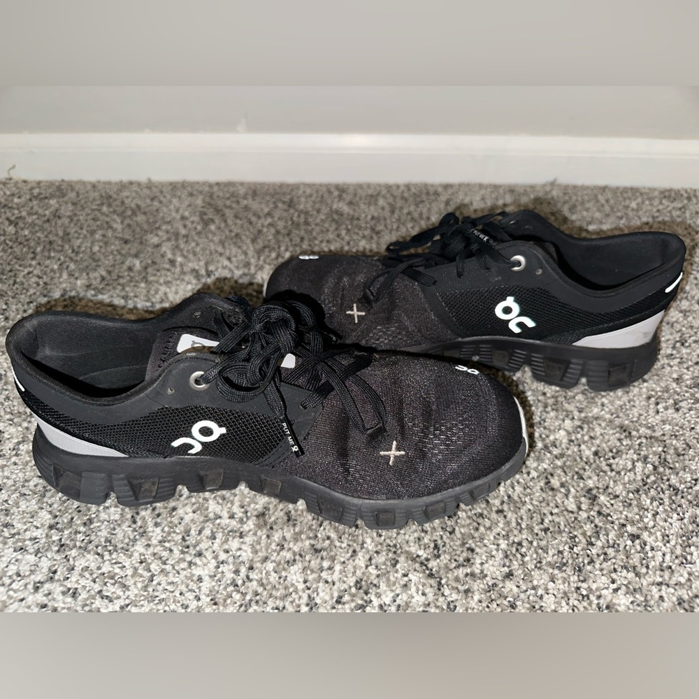 Black on cloud tennis shoes